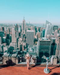 de pé no topo do centro Rockefeller um dos melhores locais Instagram em NYC