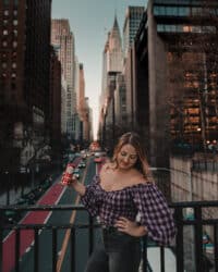 girl in piedi al Tudor City Overpass