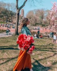 tenir un bouquet à Central Park l'un des meilleurs spots Instagram de NYC