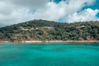 l'eau turquoise sera montagne en arrière-plan