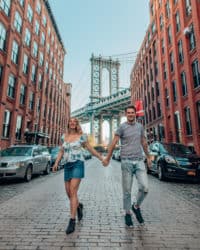 couple devant le pont de Manhattan