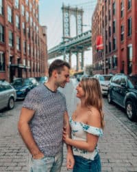 couple debout devant le pont de Manhattan