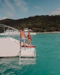 pareja de pie en el borde del catamarán