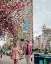 couple debout devant le Flatiron Building