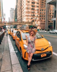 chica sentada en un taxi amarillo