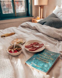 Breakfast in Bed, Lokal Hotel