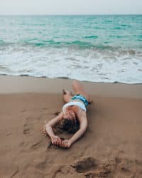 femme allongée sur la plage de San Juan