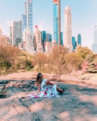 assis sur un rocher à Central Park l'un des meilleurs spots Instagram de NYC