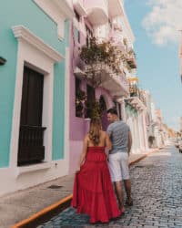 couples debout dans les rues de San Juan