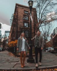 couple debout au coin d'une rue